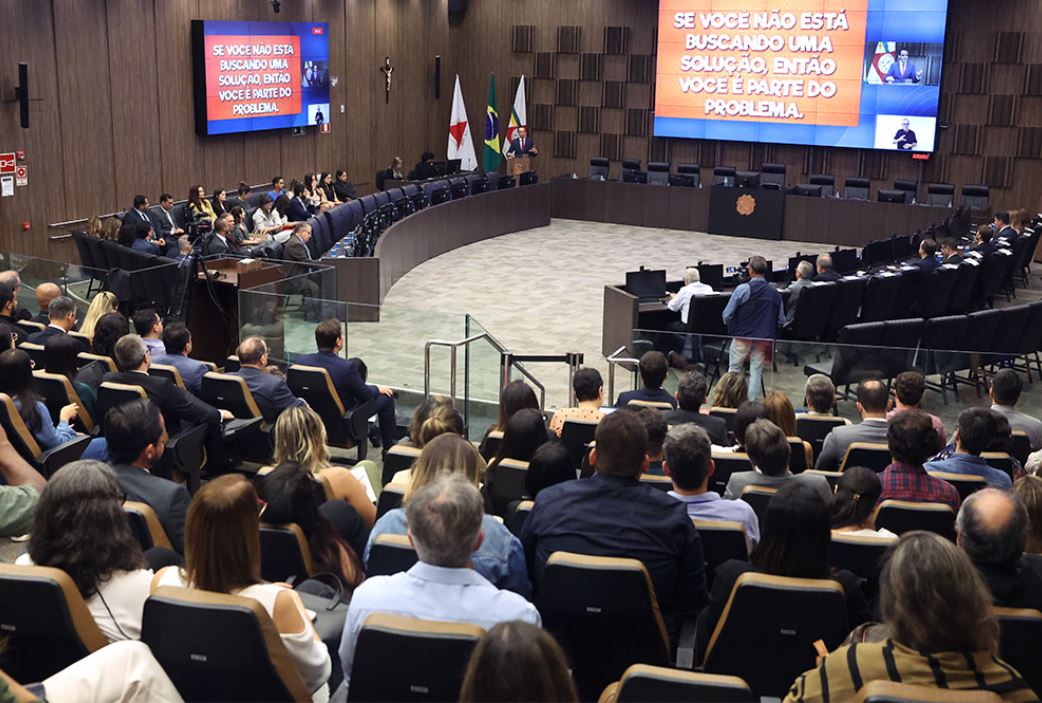 Foto do auditório do Tribunal de Justiça de Minas Gerais repleto de participantes