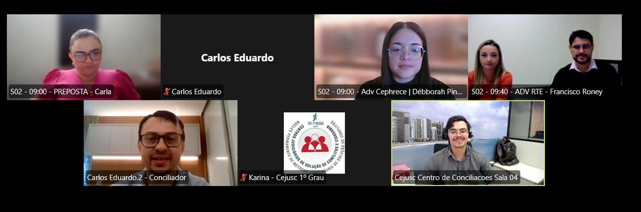 Esta imagem captura uma videoconferência de audiência legal com sete participantes e um logotipo. A fileira superior apresenta, da esquerda para a direita: Carla (S02 - 09:00), uma profissional da área médica; o texto "Carlos Eduardo" em um fundo preto; Débborah Pinheiro (Adv Cephrece | 09:00), uma advogada; e o texto "S02 - 09:40 - ADV RTE - Francisco Roney", um advogado. A fileira inferior mostra, da esquerda para a direita: Carlos Eduardo.2 - Conciliador; o logotipo "NUCLEO PERMANENTE DE SOLUCOES DE CONFLITOS" em um fundo branco; e Cejusc Centro de Conciliacoes Sala 04, um espaço de mediação.