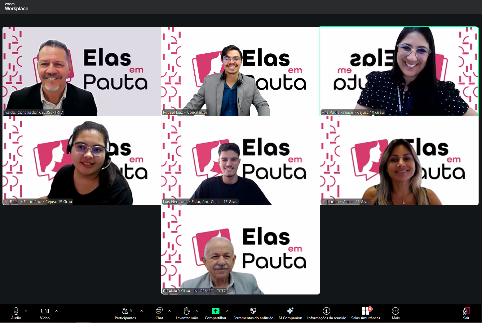 Esta imagem de videoconferência apresenta sete participantes do Cejusc em uma reunião virtual do Zoom, organizada em uma grade de visualização em mosaico. A fileira superior apresenta, da esquerda para a direita, Valdo (Conciliador CEJUSC/TRT7), Micael Luiz (Conciliador) e Ana Paula Krause (Cejusc 1º Grau). A fileira do meio mostra Raira (Estagiária), Luiz Henrique (Estagiário Cejusc 1º Grau) e Karina (Cejusc 1º Grau). O participante de baixo é Ribamar Silva (NUPEMEC - TRT7). Todos os participantes estão usando um fundo de marca idêntico que apresenta o logotipo "Elas em Pauta", um logotipo de silhueta feminina estilizada, e texto em português, com nomes e funções claramente identificados na parte inferior de suas respectivas caixas de vídeo. A barra de ferramentas do Zoom está visível na parte inferior da tela, e a interface superior esquerda exibe "Zoom Workplace" e o número de participantes.