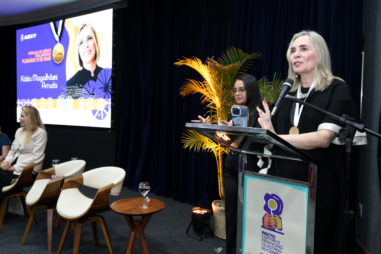 Ministra do Tribunal Superior do Trabalho, Kátia Magalhães Arruda homenageada na Alece