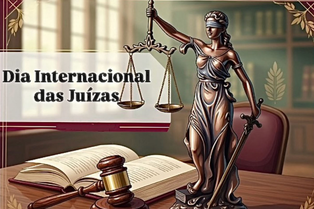 O Gemini disse Ilustração em tons de bronze e marrom com o texto "Dia Internacional das Juízas". No centro, a estátua da Justiça, vendada, segura uma balança e uma espada sobre uma mesa de madeira. À frente, estão um martelo de juiz e um livro jurídico aberto, com uma estante de biblioteca ao fundo.