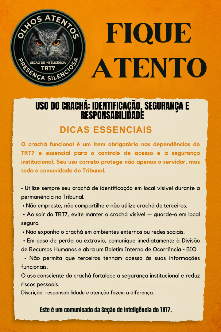 Cartaz vertical com fundo laranja e uma folha central bege simulando papel rasgado. No topo, há o título "FIQUE ATENTO" e um selo circular com uma coruja e o texto "Olhos Atentos - TRT7". O texto central aborda o uso obrigatório do crachá, listando dicas como: mantê-lo visível no tribunal, não emprestar a terceiros e guardá-lo ao sair do prédio. O rodapé informa ser um comunicado da Seção de Inteligência do TRT7.