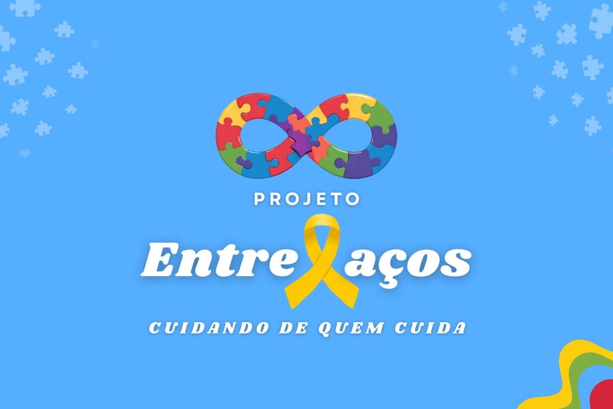 A imagem apresenta o logotipo do Projeto Entrelaços, centralizado sobre um fundo azul claro com marcas d’água de peças de quebra-cabeça. No topo, há o símbolo do infinito colorido com padrão de quebra-cabeça, seguido pelo nome do projeto em branco, onde a letra "l" é substituída por um laço amarelo. Na base, lê-se o slogan "Cuidando de quem cuida" em letras maiúsculas.