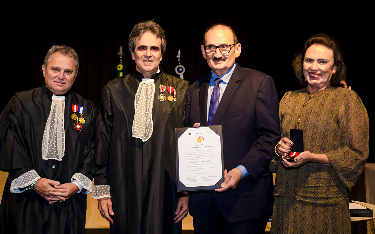Vice-presidente do TRT-CE recebe Medalha Conselheiro João Alfredo no TRT-6 (PE)