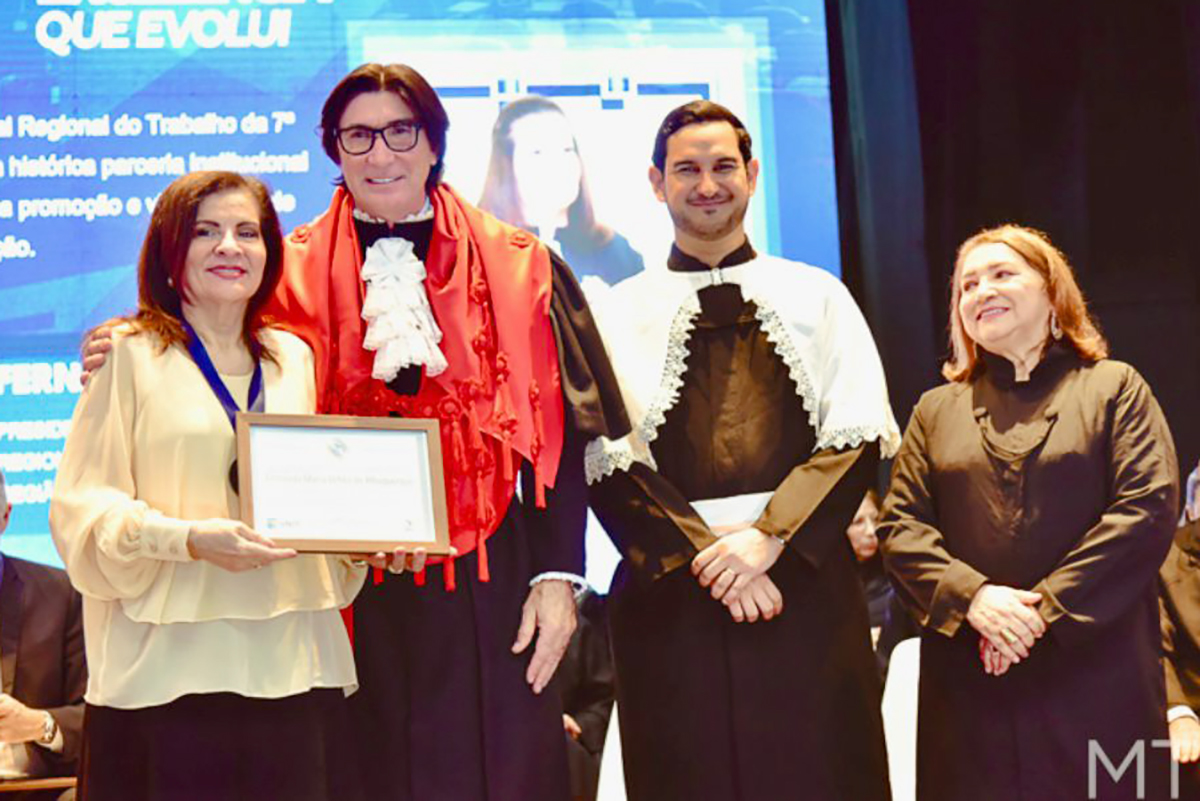 Presidente do TRT-7, desembargadora Fernanda Uchôa, é condecorada com a Medalha 25 Anos da UNI7