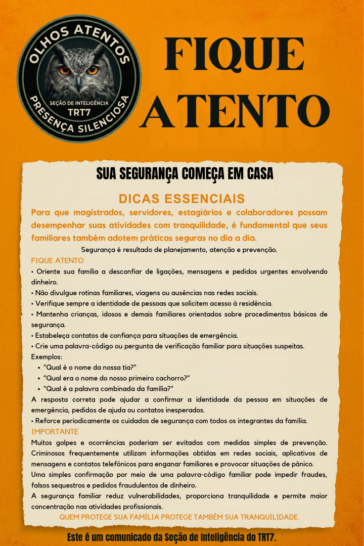 Cartaz com fundo laranja e um bloco central bege com bordas irregulares. No topo esquerdo, destaca-se um emblema circular preto com o rosto de uma coruja de olhos expressivos e textos da Seção de Inteligência do TRT7. À direita, sobressai o título "FIQUE ATENTO" em letras pretas maiúsculas. O centro traz o subtítulo "SUA SEGURANÇA COMEÇA EM CASA" seguido de tópicos com dicas de segurança. Na base, uma faixa preta encerra o informativo.