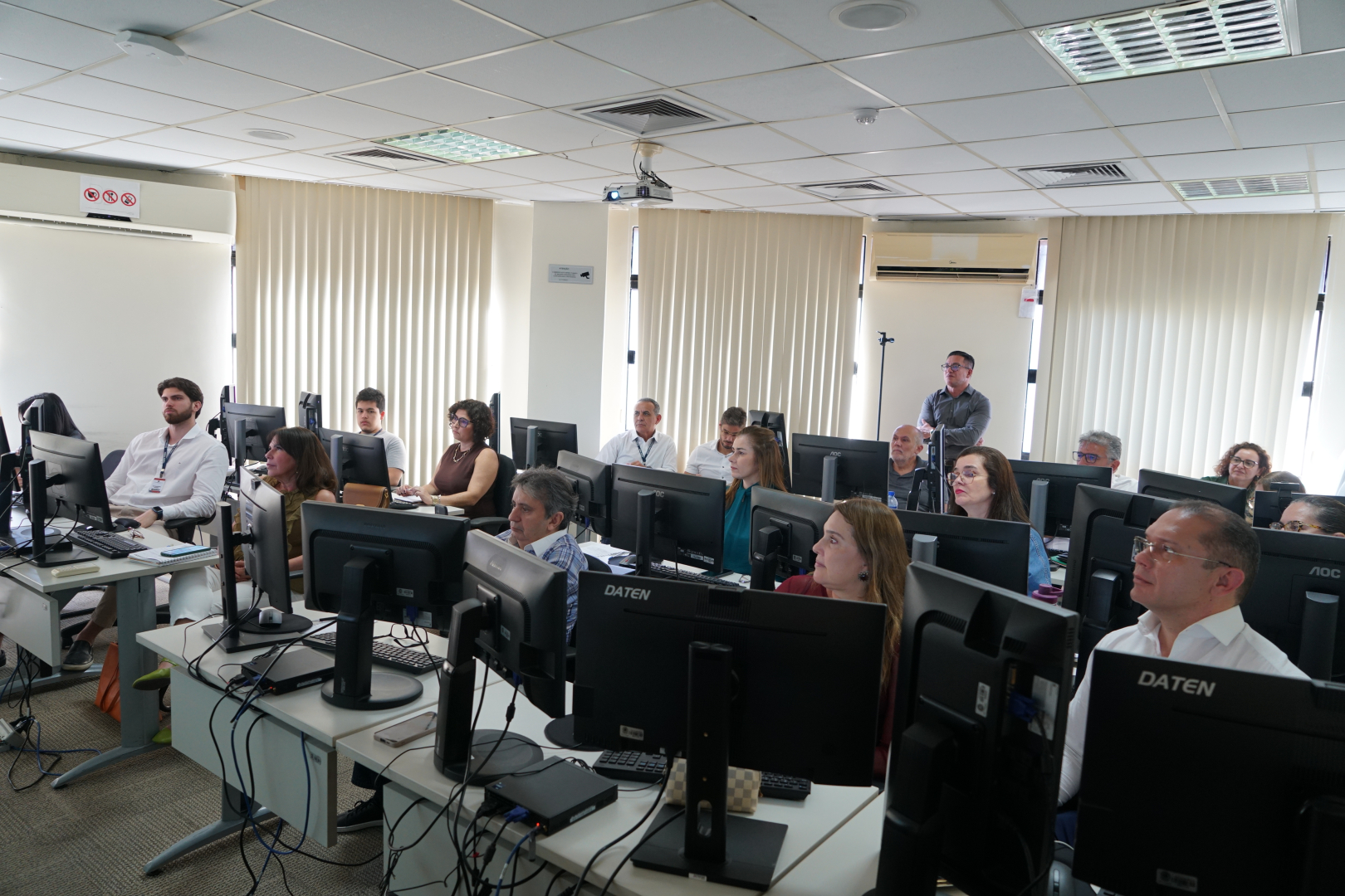 Servidores realizando curso