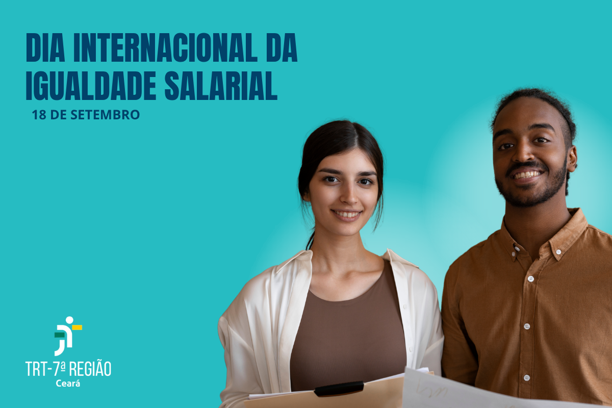 Card informativo sobre o Dia Internacional da Igualdade Salarial, celebrado em 18 de setembro. À direita, aparecem uma mulher e um homem sorrindo, ambos atrás de um notebook. No canto inferior esquerdo, há o logotipo e o nome do TRT da 7ª Região (CE). O fundo é azul-turquesa, com o título em destaque na cor azul-escura.