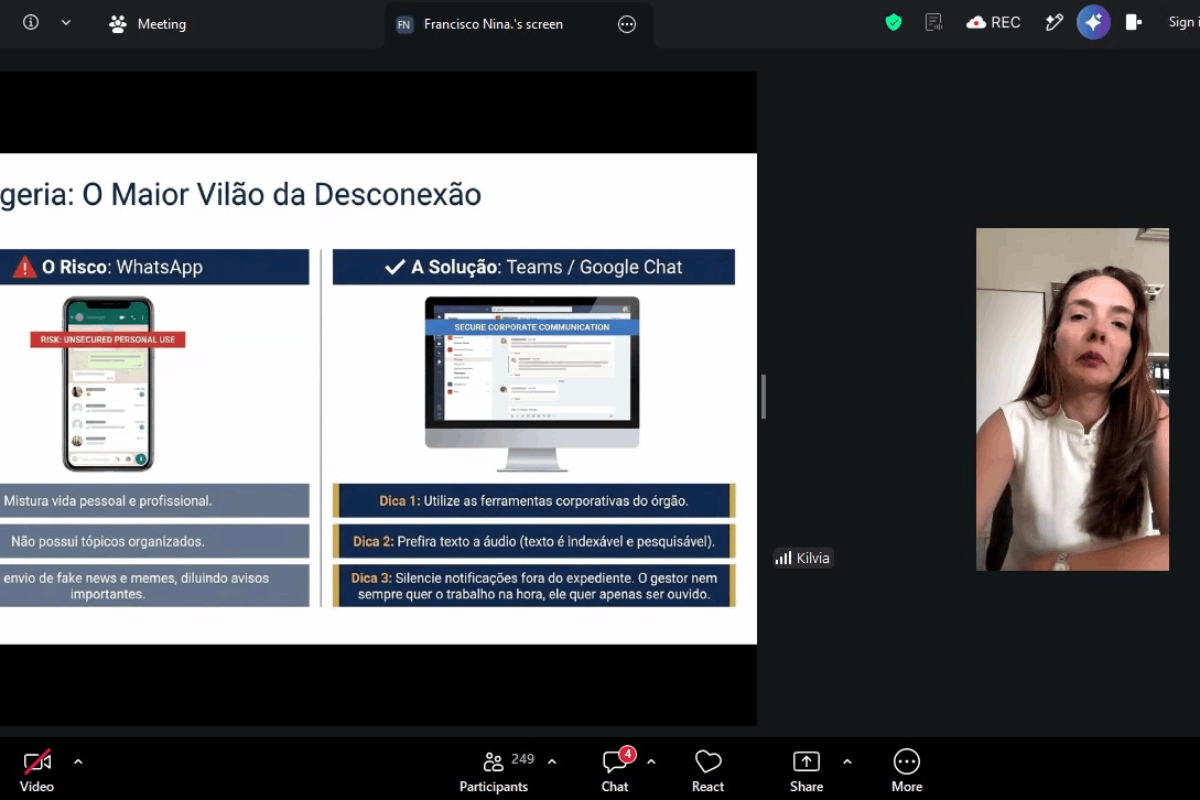 Uma captura de tela do Zoom Workplace foca em um slide de apresentação sobre os desafios da comunicação no trabalho. O título do slide é: "Mensageria: O Maior Vilão da Desconexão". O slide apresenta uma comparação visual. Do lado esquerdo, sob o cabeçalho "O Risco: WhatsApp" com um ícone de alerta, há a imagem de um smartphone exibindo a tela do WhatsApp, com uma faixa vermelha sobreposta que diz "RISK: UNSECURED PERSONAL USE" (Risco: Uso Pessoal Não Seguro). Abaixo do celular, há três caixas de texto listando problemas como "Mistura vida pessoal e profissional" e "Não possui tópicos organizados". Do lado direito, sob o cabeçalho "A Solução: Teams / Google Chat" com um ícone de check, há a imagem de um monitor de computador mostrando uma interface de chat corporativo com a frase "SECURE CORPORATE COMMUNICATION" (Comunicação Corporativa Segura). Abaixo do monitor, três caixas de texto dão dicas de solução, como "Utilize as ferramentas corporativas do órgão" e "Prefira texto a áudio". À direita do slide, em uma janela de vídeo vertical, aparece a participante Kílvia, uma mulher de pele clara e longos cabelos castanhos, vestindo uma blusa branca sem mangas, olhando para a câmera. O nome "Kílvia" está abaixo do seu vídeo. A barra de ferramentas inferior mostra 249 participantes e 4 notificações no chat.