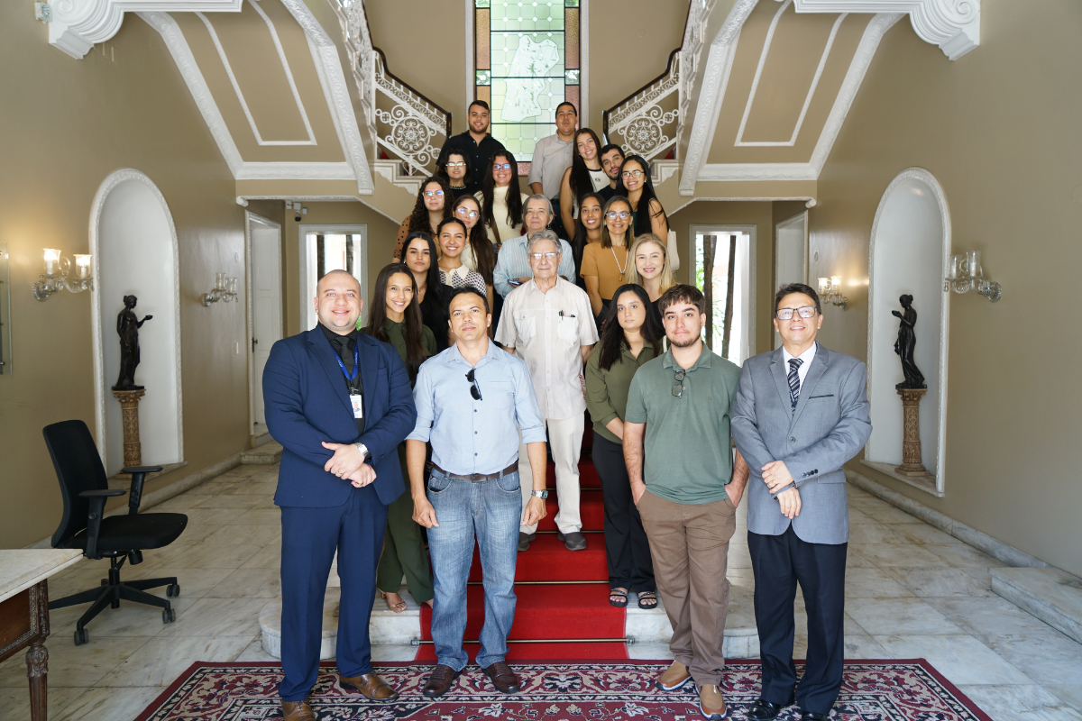 Acadêmicos de direito da UNINASSAU participam de visita guiada ao TRT-CE