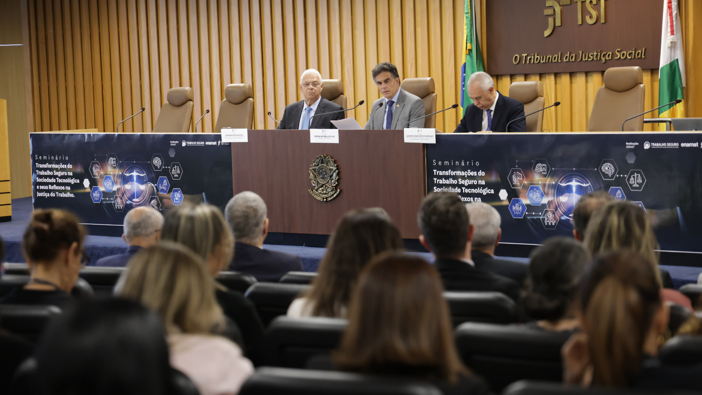TRT-CE marca presença em seminário sobre transformações do Trabalho Seguro na sociedade