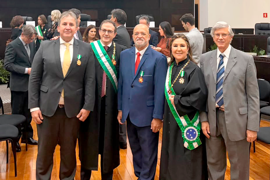 Desembargadores do TRT-CE recebem medalha da Ordem do Mérito Judiciário do TRT-9 (PR)