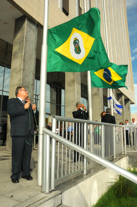 O desembargador Carlos Alberto Mendes Forte, do TJCE, hasteou a bandeira do Ceará
