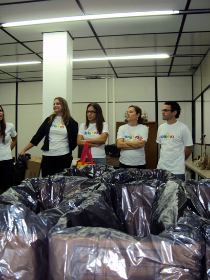 Equipe da Ecosétima distribui coletores provisórios para plásticos, vidro e metal