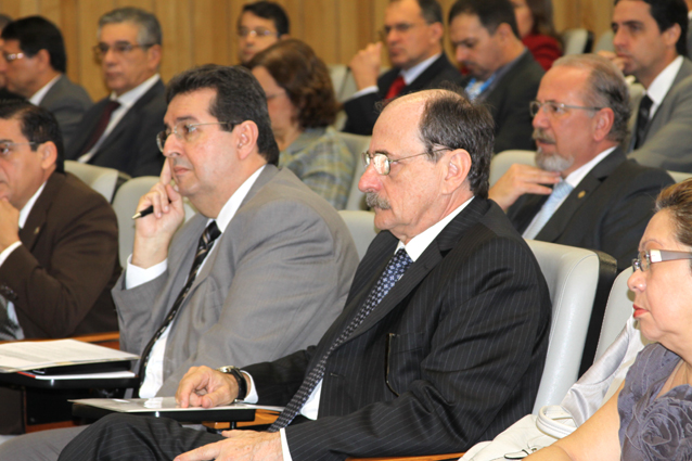 Desembargador Cláudio Pires (esq.) participa em Brasília do Coleprecor