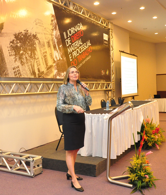 Ministra Kátia Arruda durante conferência
