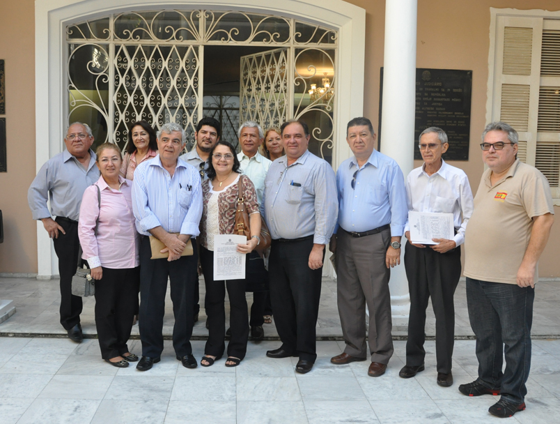 Bancários exibem o acordo assinado com o Bradesco