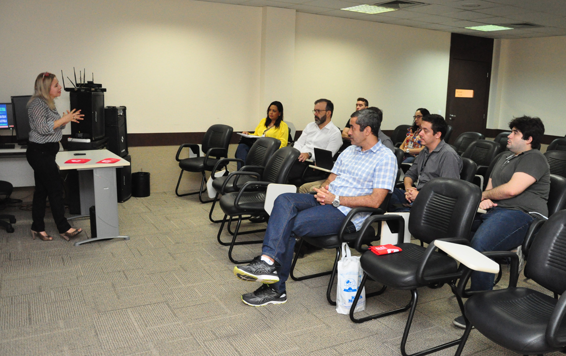 A servidora Rejane Façanha apresentou as etapas de planejamento de implantação da ferramenta