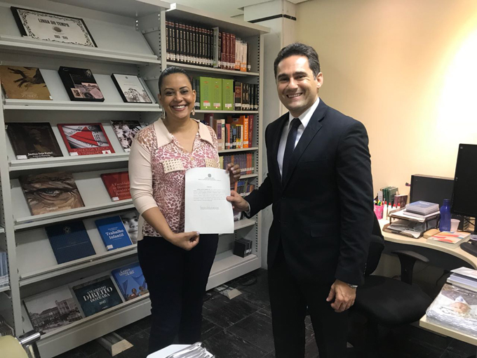 Um certificado formalizando a visita técnica foi entregue à comitiva do TRT18 pelo secretário-geral da Presidência do TRT/CE, Fernando Freitas