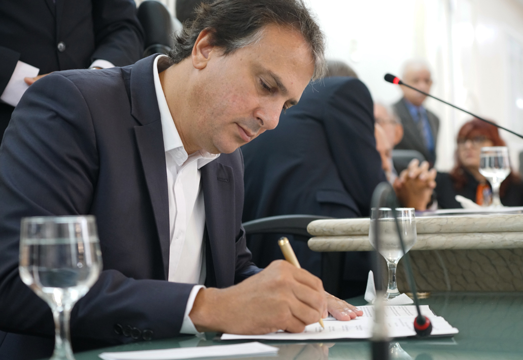 O governador Camilo Santana assina o maior acordo trabalhista da história do Ceará