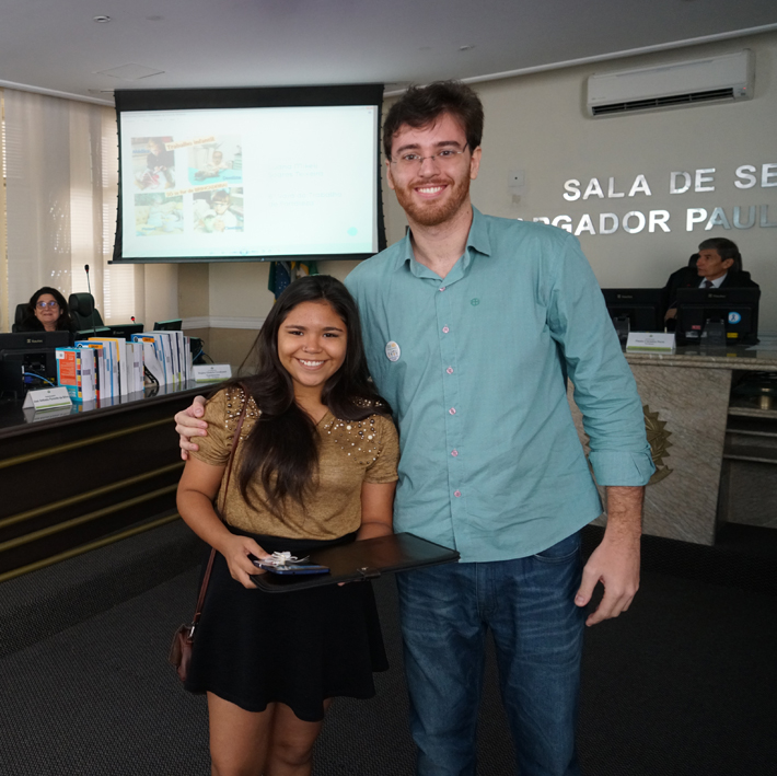 Luana recebeu seu prêmio pelo 3º lugar das mãos do presidente do Sindissétima, Charles Bruxel