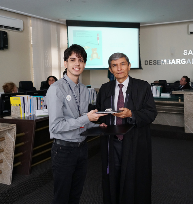 Levi (esq.) recebeu das mãos do presidente do TRT/CE, des. Plauto Porto, sua premiação