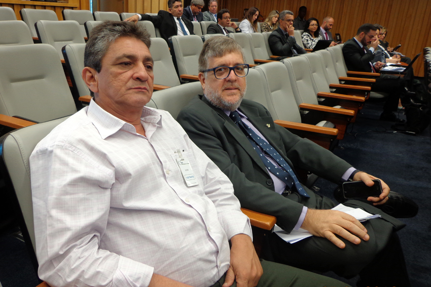 Junto ao juiz do trabalho Carlo Alberto Rebonatto, Osvaldo Severiano, membro da Comissão de apoio dos programas