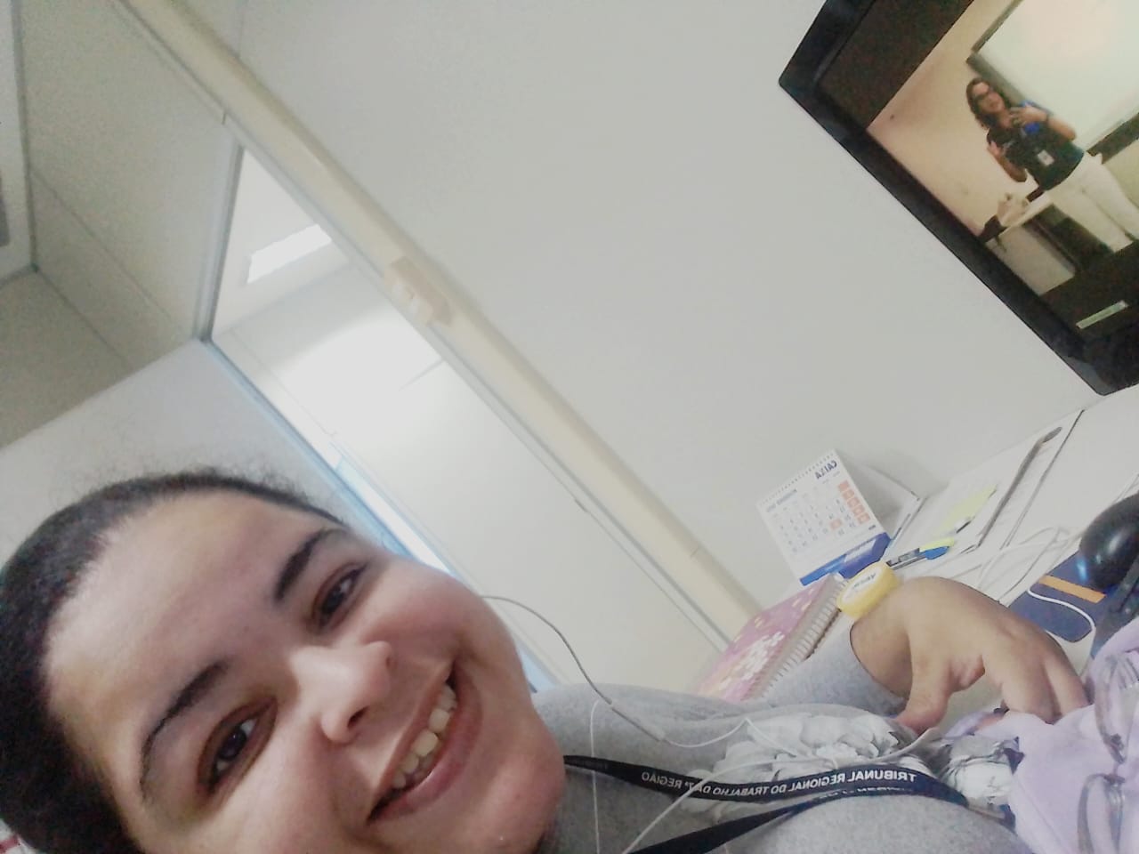 Foto da estagiária Tamires assistindo à capacitação