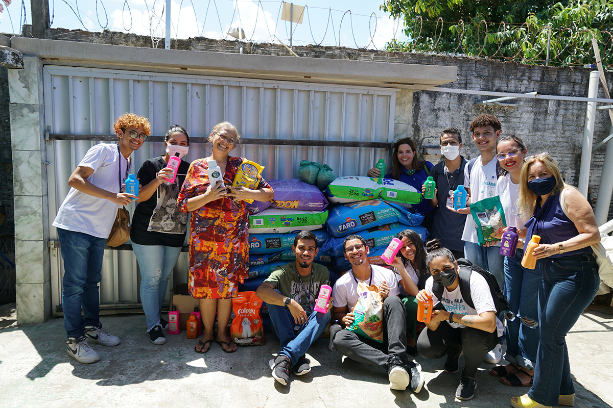 Ação social do Programa Fada Madrinha entrega doação para a ONG Santuário Coisas Lindas 