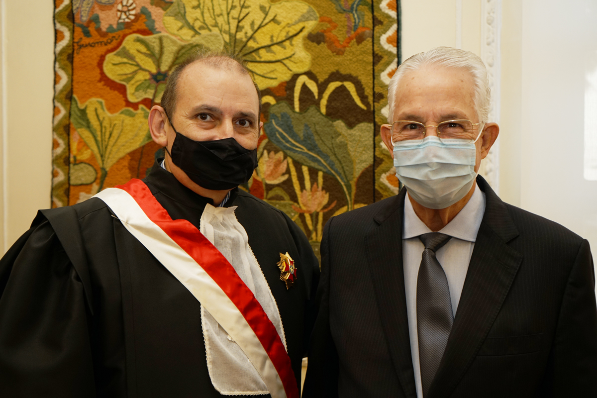 Carlos Prado (dir.) foi homenageado pelo desembargador Franzé Gomes