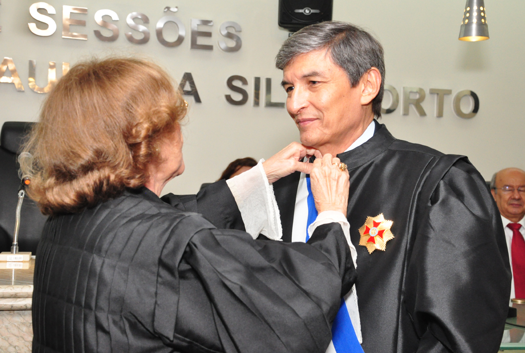 A desembargadora Maria José Girão passa a faixa ao novo presidente