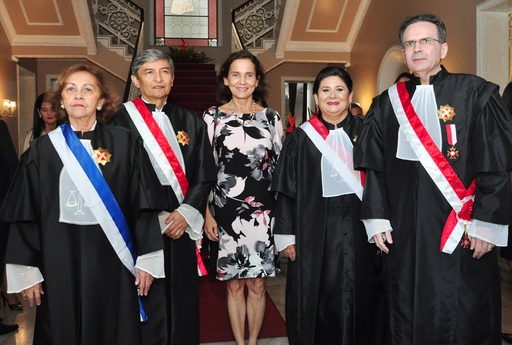 A des. Maria José Girão, o presidente do TRT/CE, des. Plauto Porto, a vice-governadora do Ceará, Izolda Cela, a vice-presidente do TRT/CE, des. Regina Gláucia Nepomuceno, e o corregedor-regional, des. Emmanuel Furtado