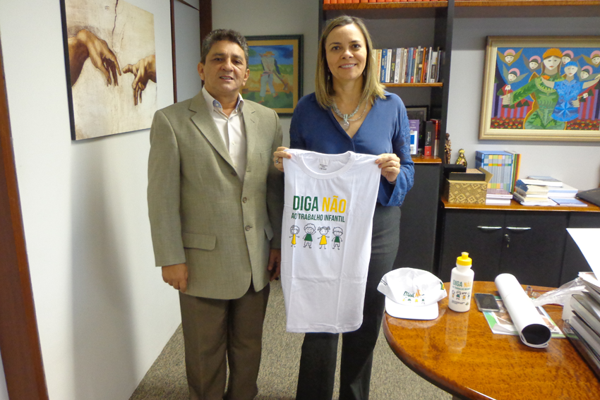 Na ocasião, a ministra Kátia Magalhães Arruda recebeu relatório com as atividades da 2ª Semana Cearense de Combate ao Trabalho Infantil, realizada no período de 8 a 12 de junho.